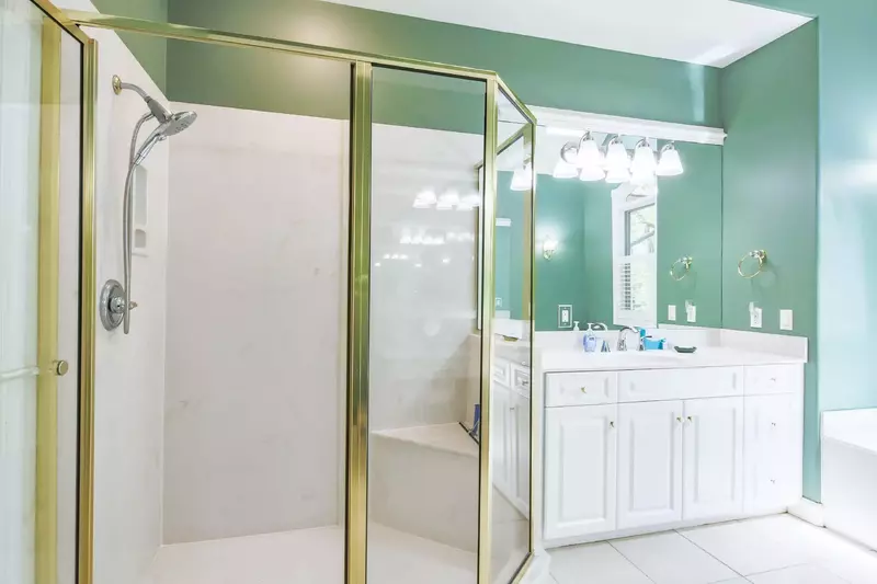 The master en suite also has a walk-in shower.