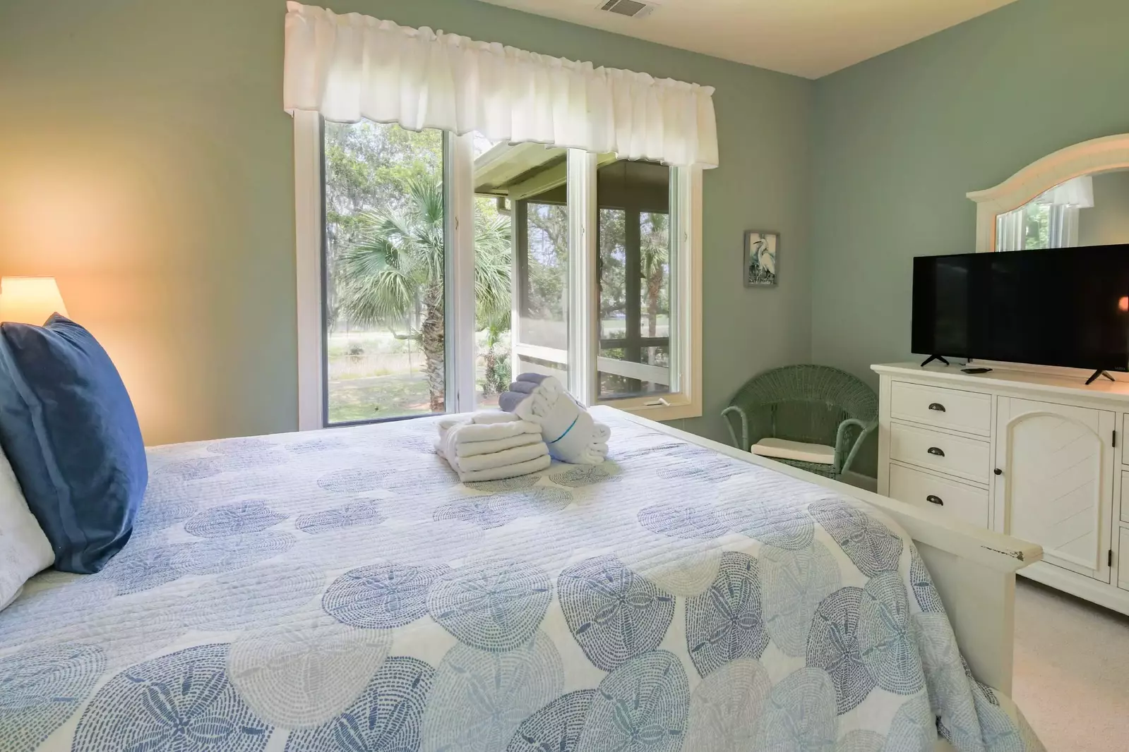 The queen suite also has a dresser, arm chair and flat screen TV.
