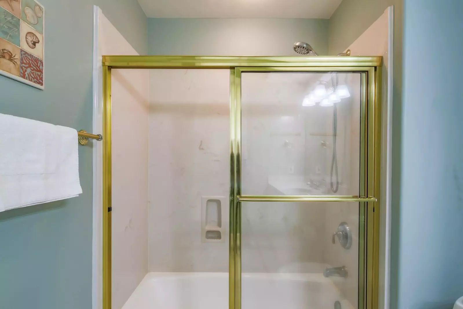 The queen en suite bathroom also has a shower/tub combo.