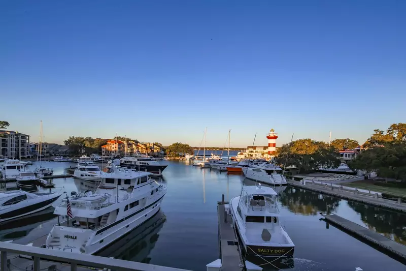 Ketch Studio is within walking distance of several great restaurants, coffee bars and shops.