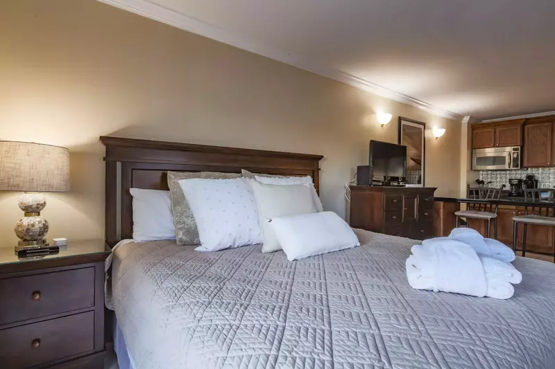 Ketch Studio is perfect for a couple's getaway or a work trip.  You can dine in or walk to many great restaurants.