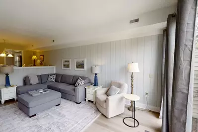 Comfortable and Coastal Family room - Read a book, Watch a movie, Relax!