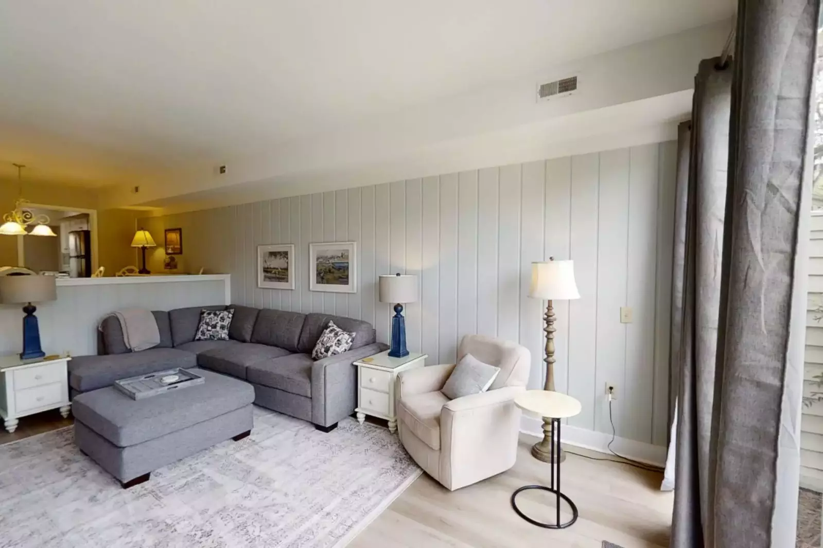 Comfortable and Coastal Family room - Read a book, Watch a movie, Relax!