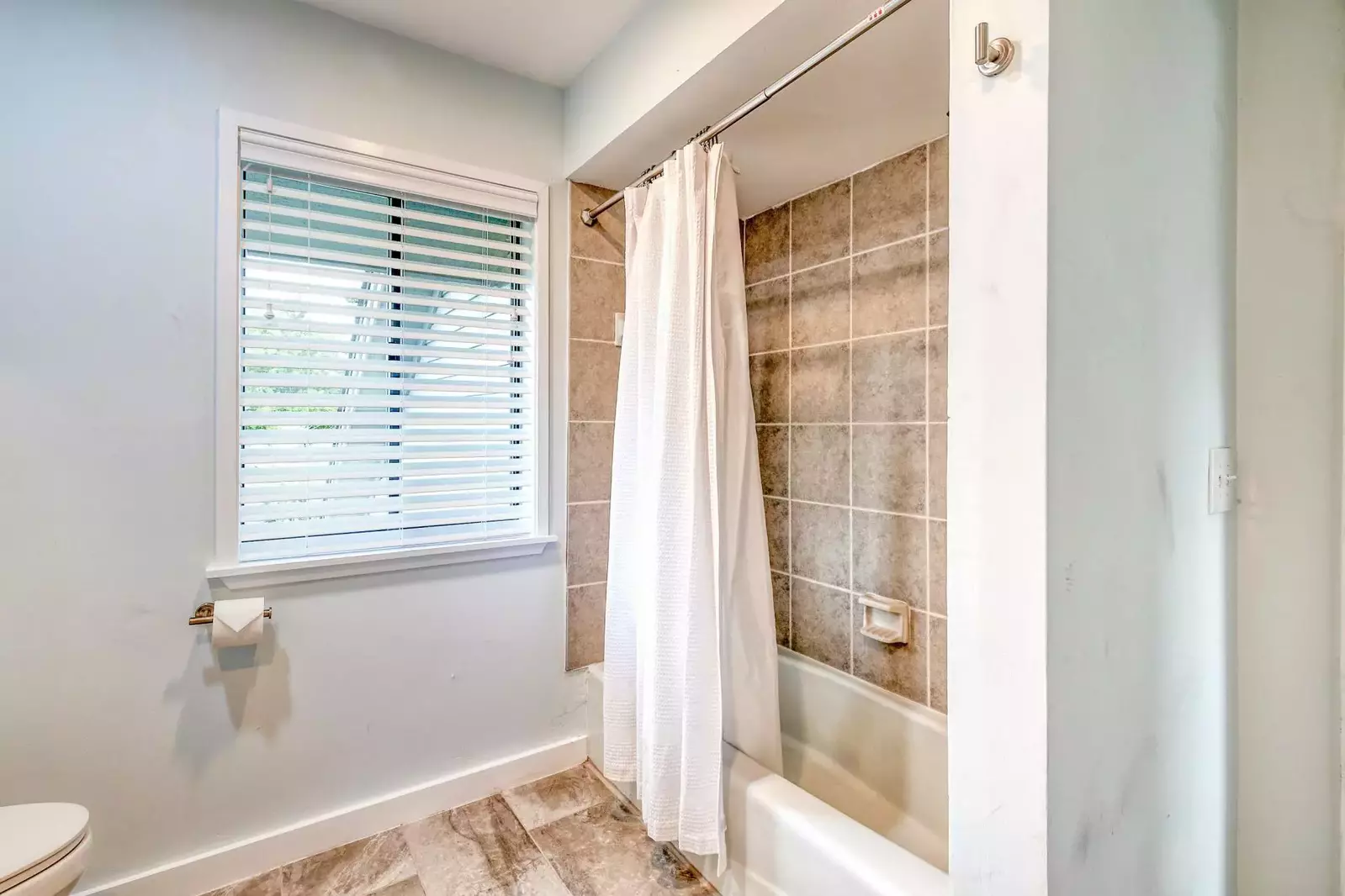 The en suite bathroom also has a tiled shower/tub combo.