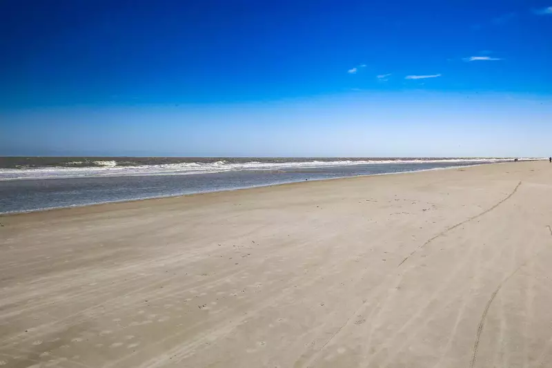 The Aurora is just a 20 minute walk or 5 minute bike ride away from the beach.