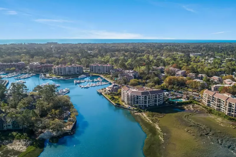 Captains Quarters has a spectacular location within Shelter Cove.
