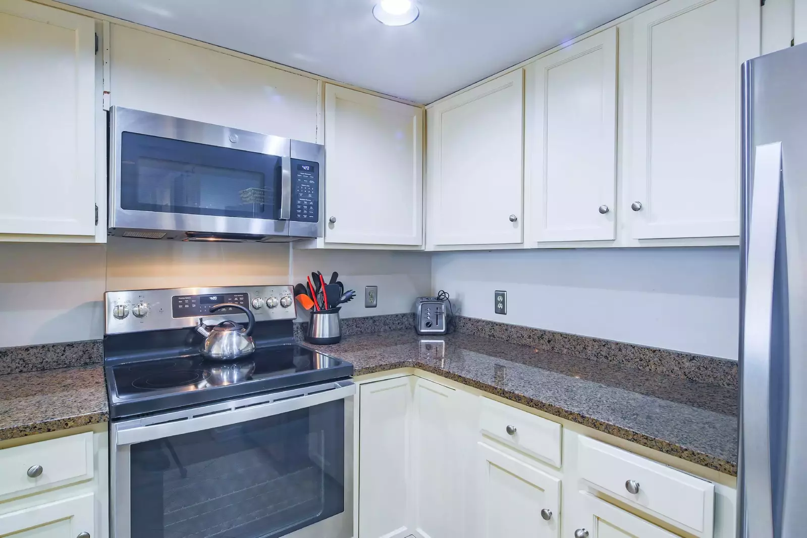 There's plenty of room within this spacious kitchen to prepare your family's vacation meals.
