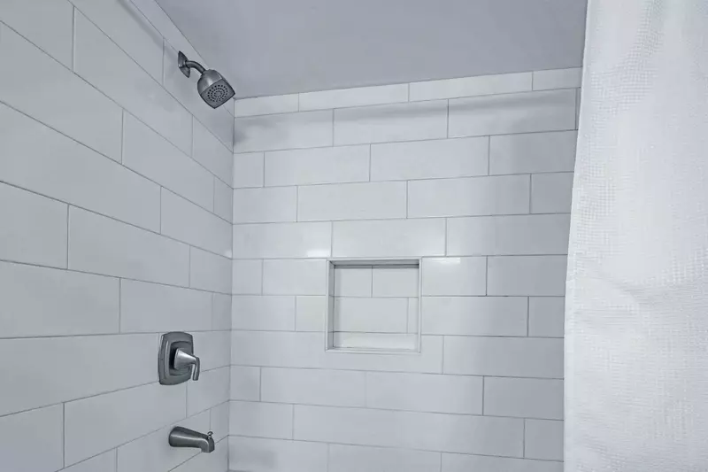 This en suite bathroom also has a tiled shower/tub combo.
