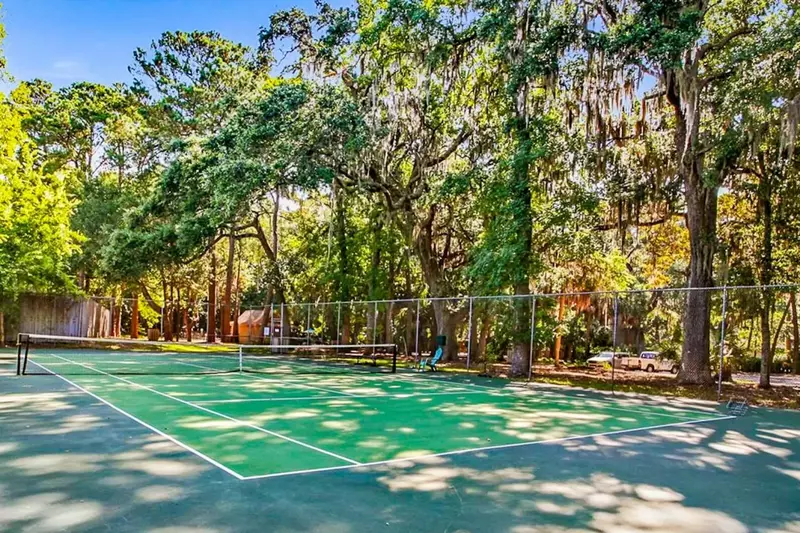 Island Getaway guests are welcome to access the Greenwood Forest community tennis court.