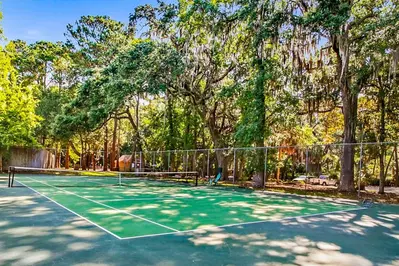Island Getaway guests are welcome to access the Greenwood Forest community tennis court.