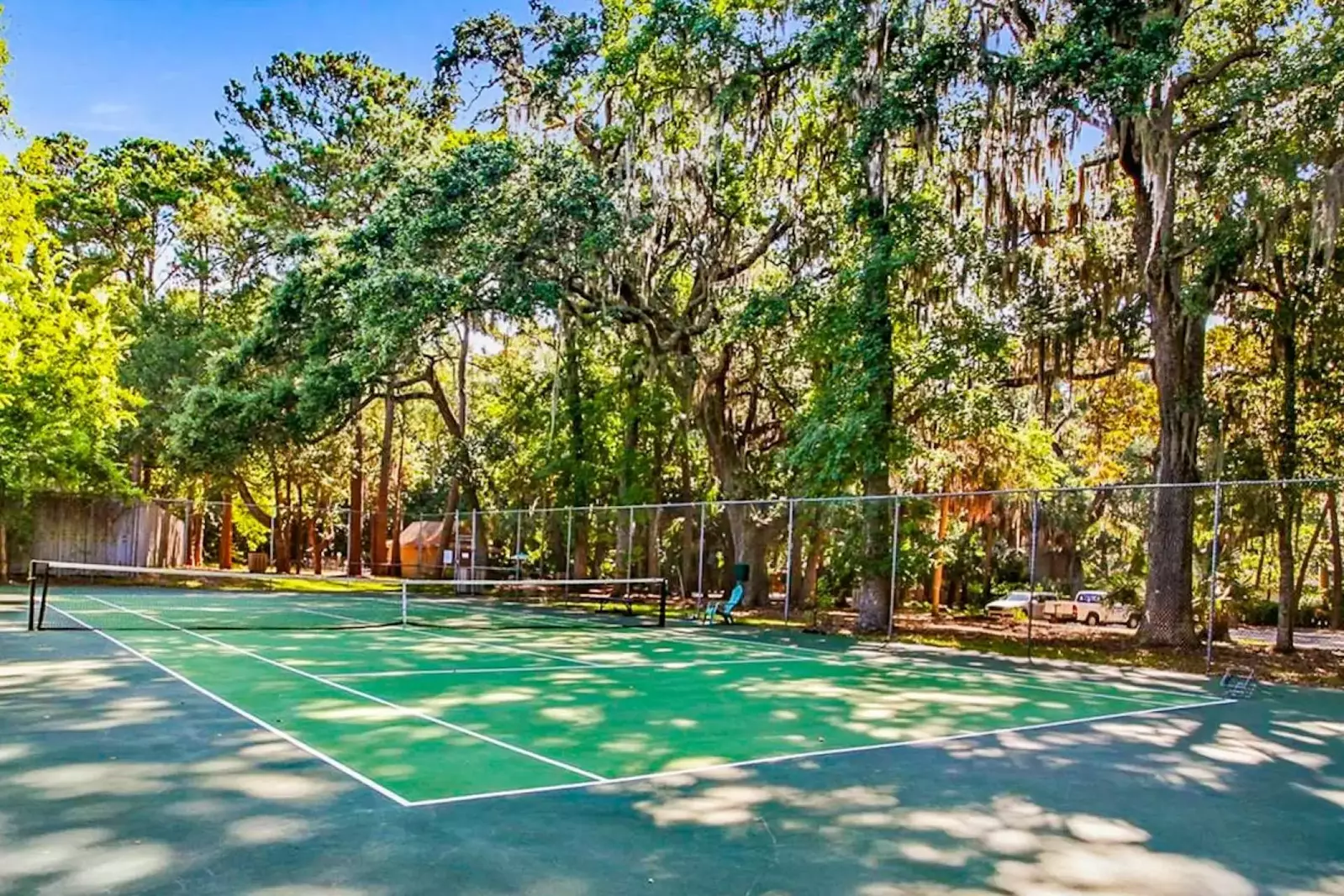 Island Getaway guests are welcome to access the Greenwood Forest community tennis court.