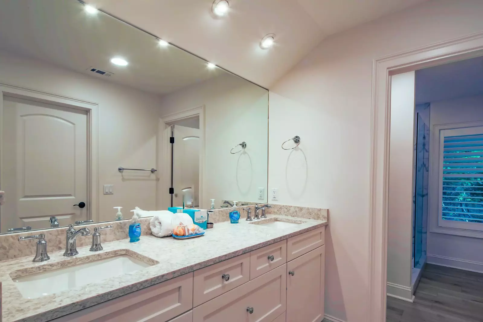 The en suite bathroom features a dual sink vanity and a separate shower room.
