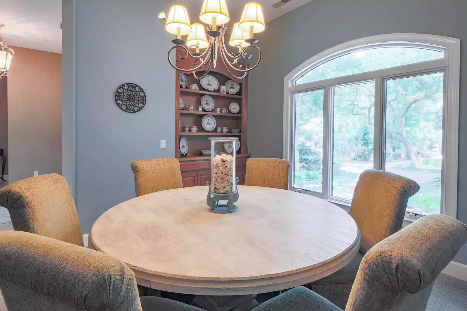 This dining table comfortably seats 6.