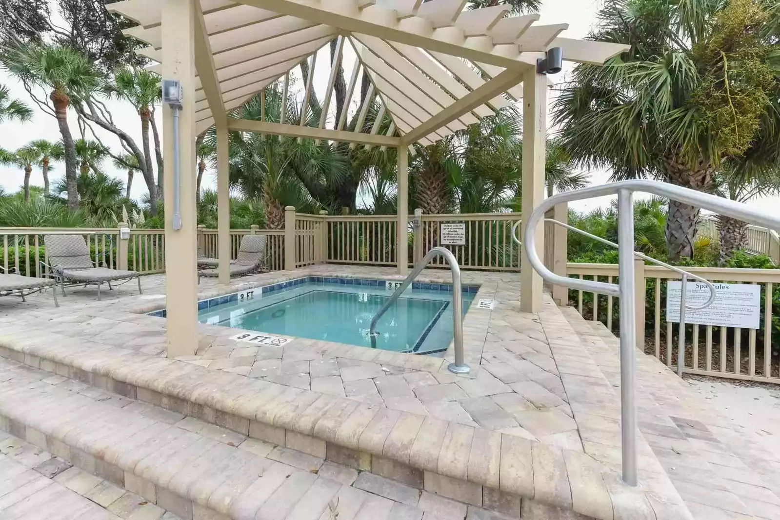 Guests are also welcome to access the Hampton Place community hot tub.