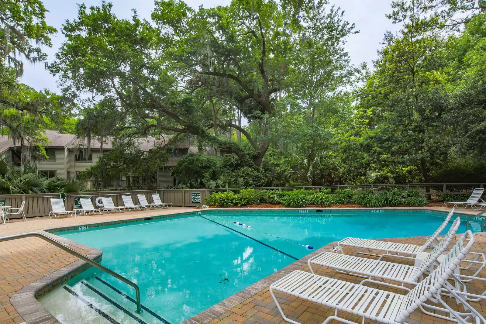 Guests of Calm Villa Sea Pines are welcome to use the Inland Harbour community pool.