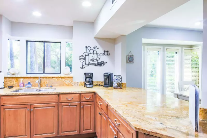 The open counter between the kitchen and dining area makes mealtime very easy.