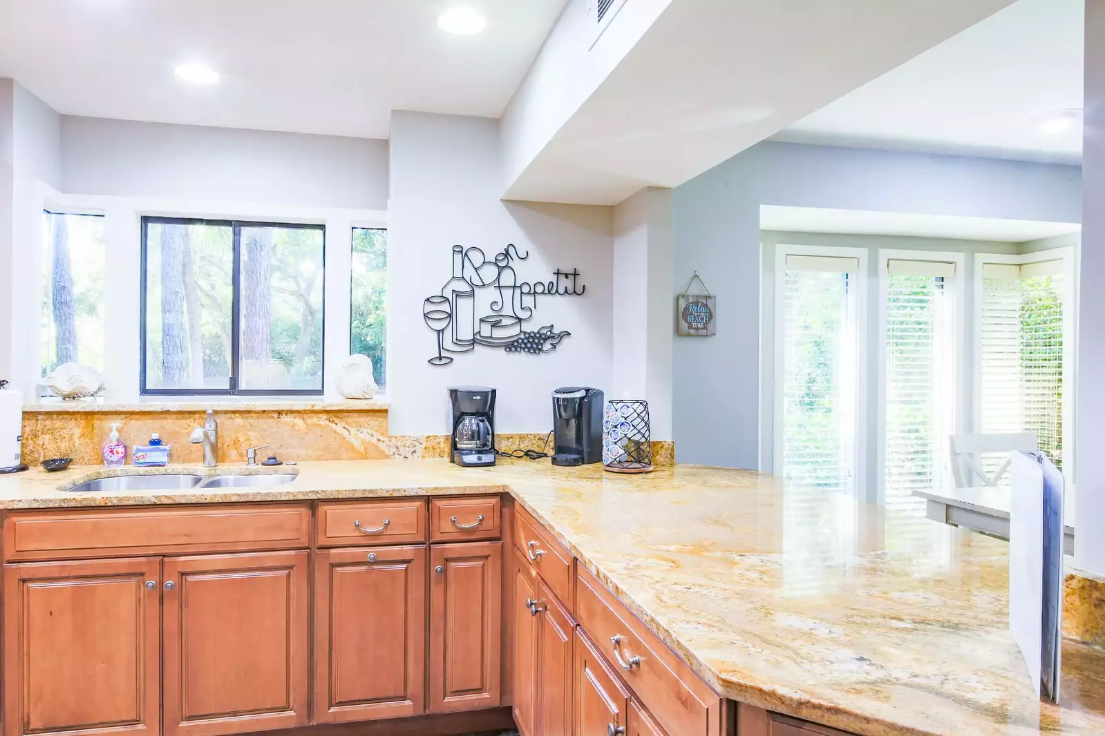The open counter between the kitchen and dining area makes mealtime very easy.