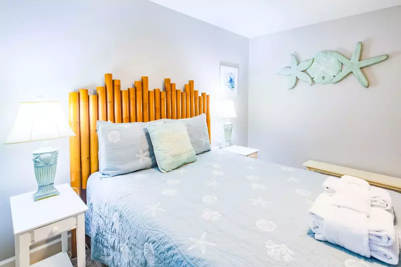 The queen suite also has a bench and coastal-themed decor.