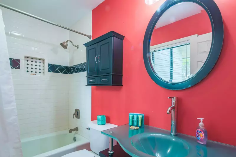 The en suite bathroom also features a shower/tub combo.