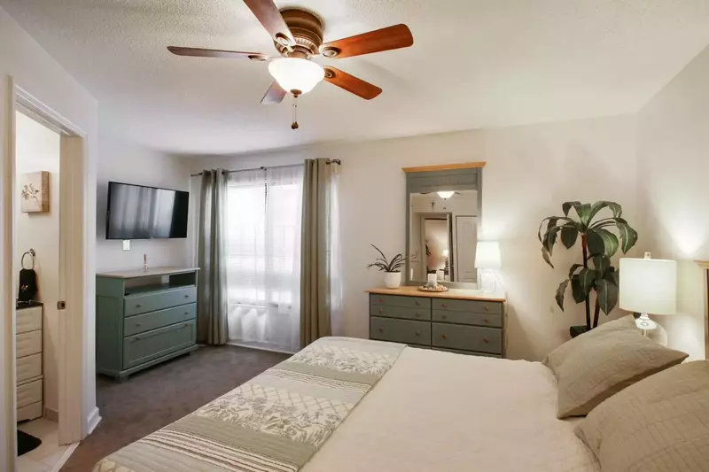 Master Bedroom with Queen Size Bed