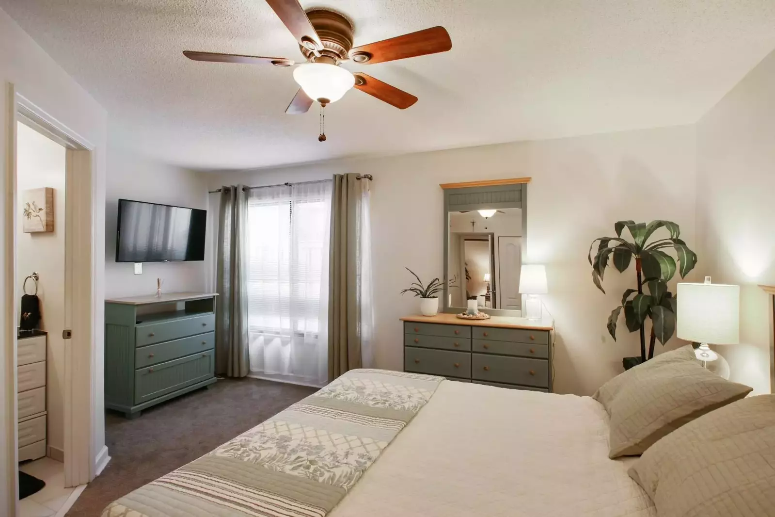 Master Bedroom with Queen Size Bed