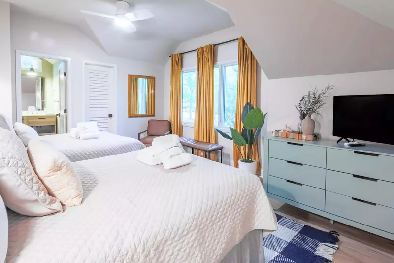 The full bedroom shares the jack & jill bathroom with the queen bedroom.