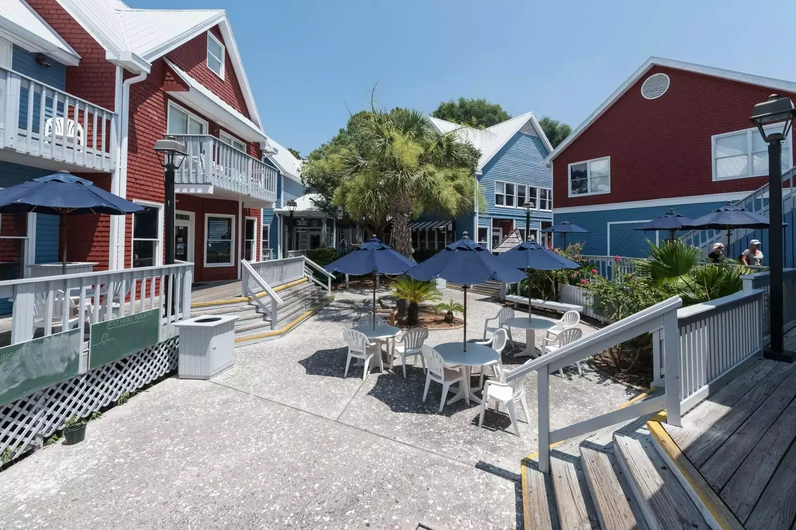 The shops & restaurants of South Beach Marina are just a short 3 minute walk away from the villa.
