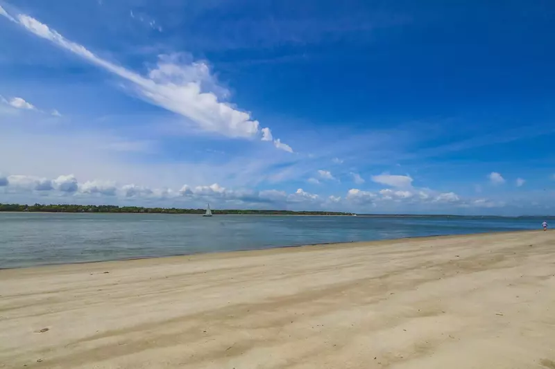 It's a Bluff Life is an easy breezy 2 minute walk to the beach.