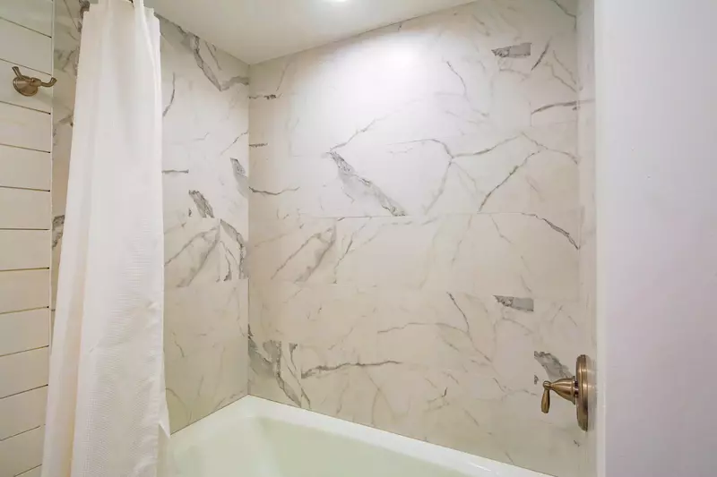 There is a shower in the en suite bathroom.