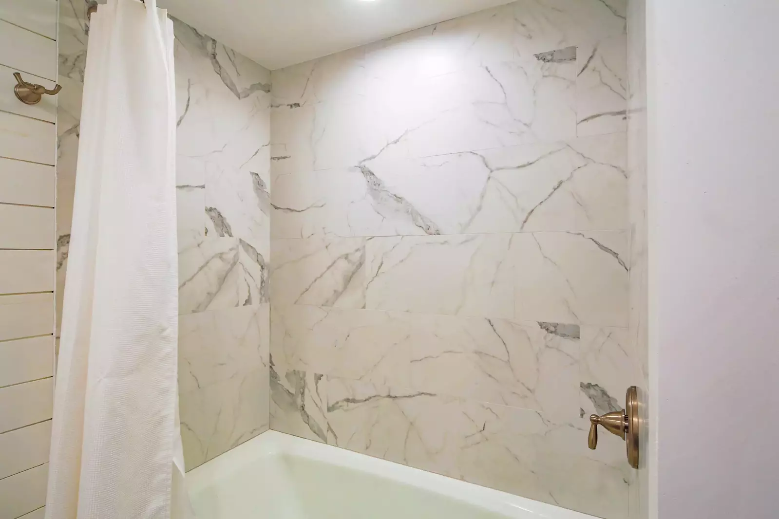 There is a shower in the en suite bathroom.