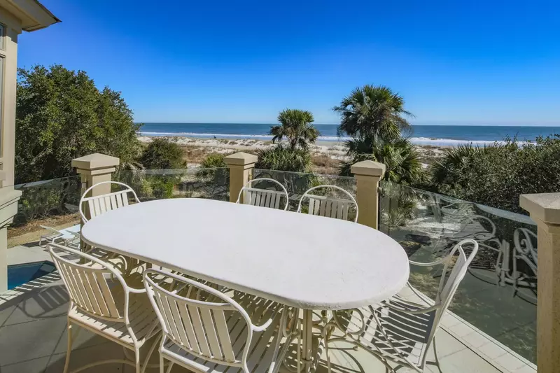 Dine al fresco to the sights & sounds of the crashing waves.