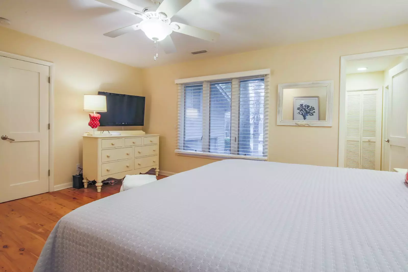 The king suite also features a dresser with a flat screen TV.