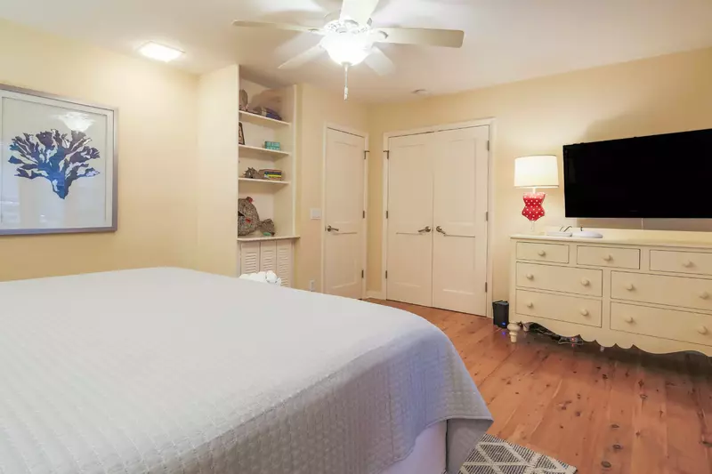 The king suite also has an en suite bathroom.