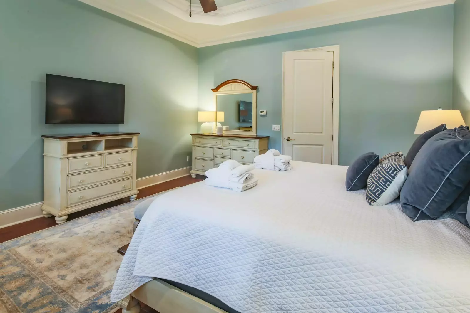 The master bedroom also has an en suite bathroom.