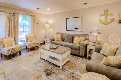 Good Morning Sunshine is a bright, comfortable & clean villa within the Queens Grant community.