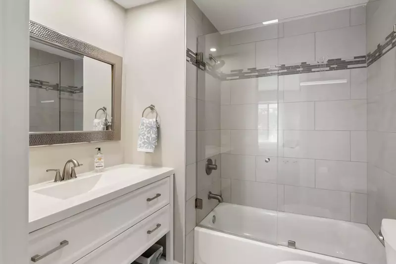 Primary en suite bathroom with shower tub combo