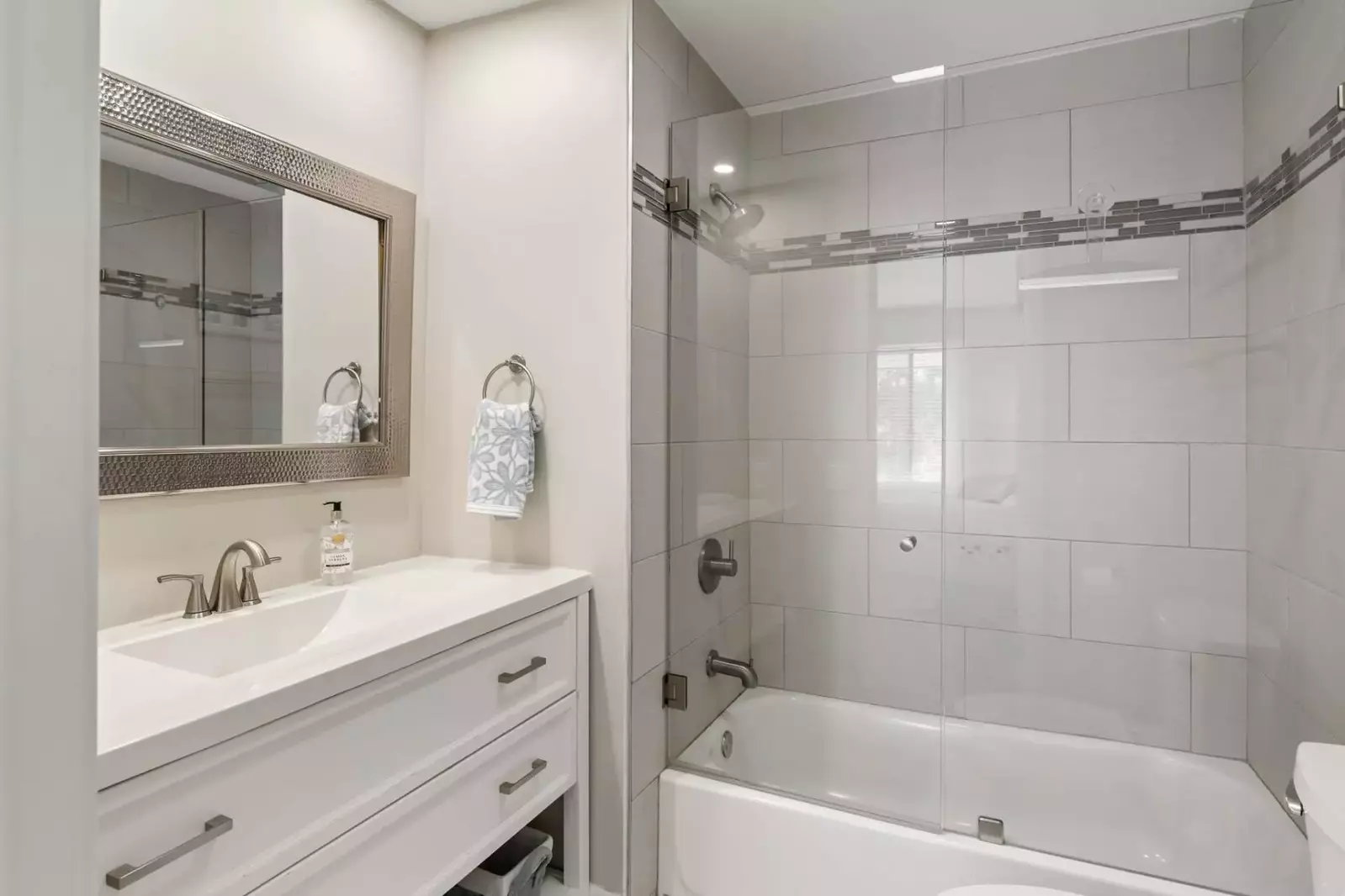 Primary en suite bathroom with shower tub combo