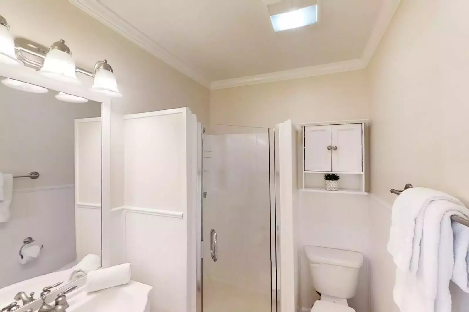 Ensuite bath with walk in shower