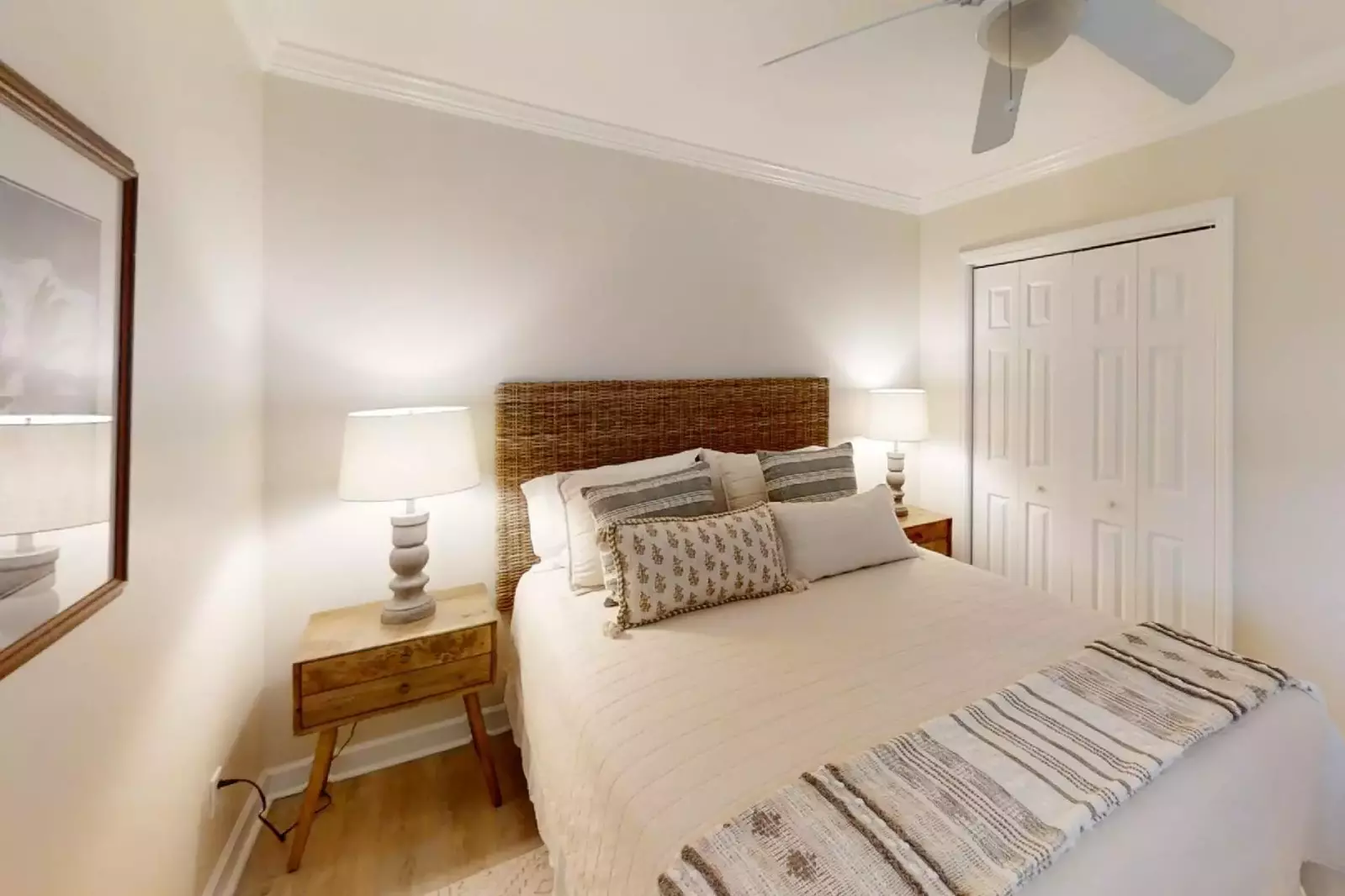 Guest bedroom with queen size bed