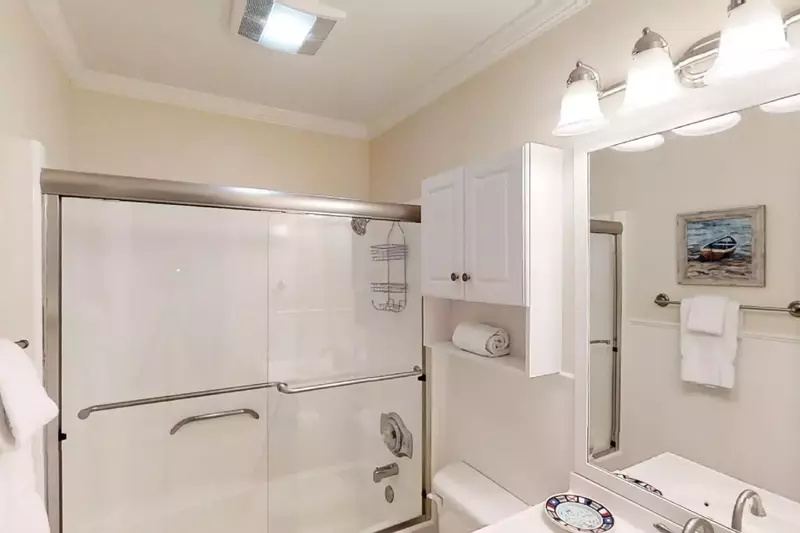 Guest bath with tub/shower combination