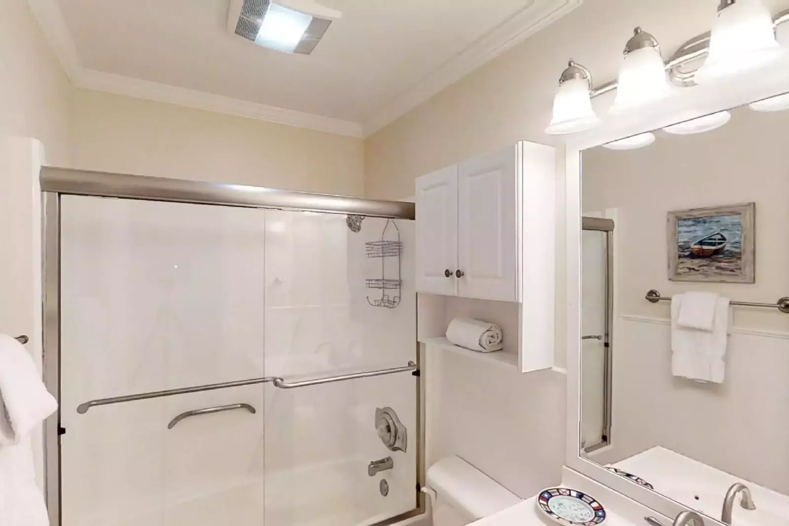 Guest bath with tub/shower combination
