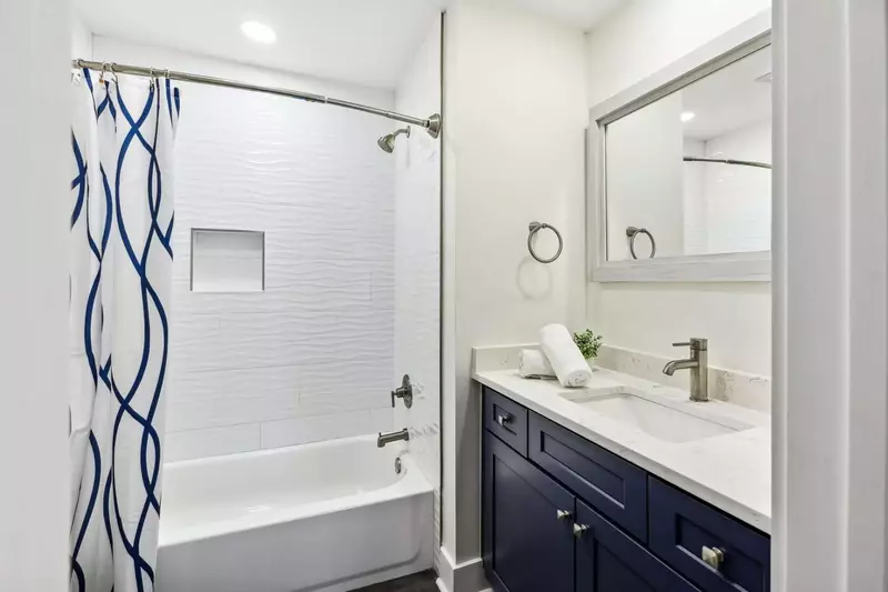 En suite bath with tub/shower combo