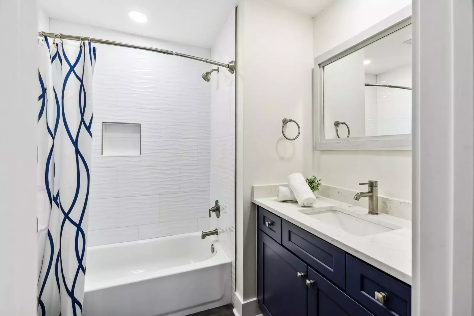 En suite bath with tub/shower combo