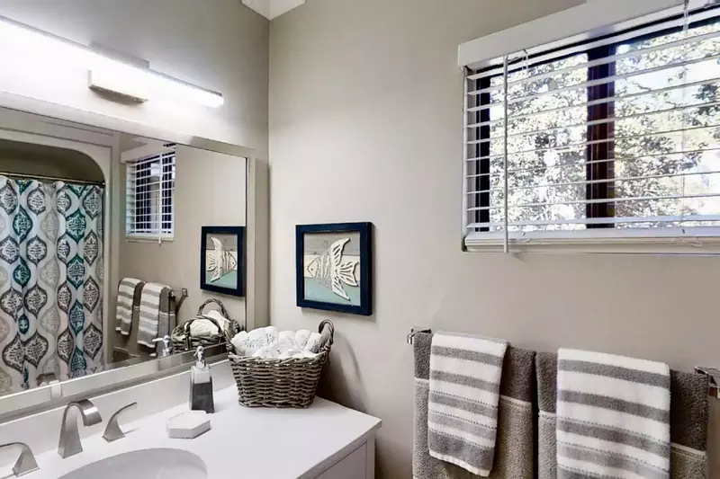 Guest Bath with tub/shower combination