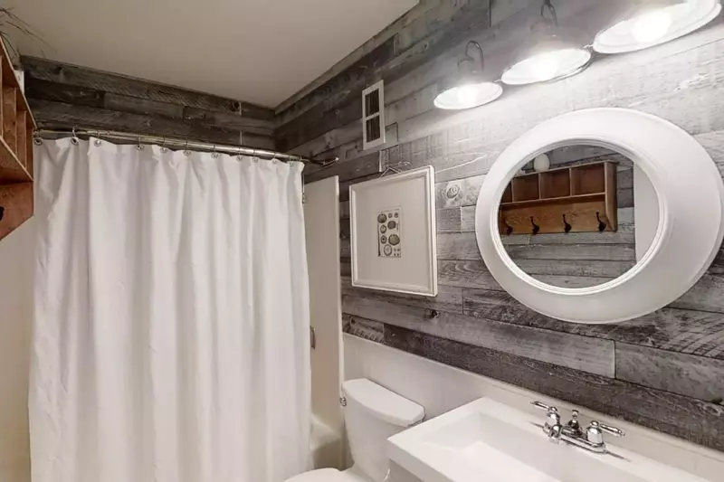 Guest Bathroom with Shower/Tub Combination
