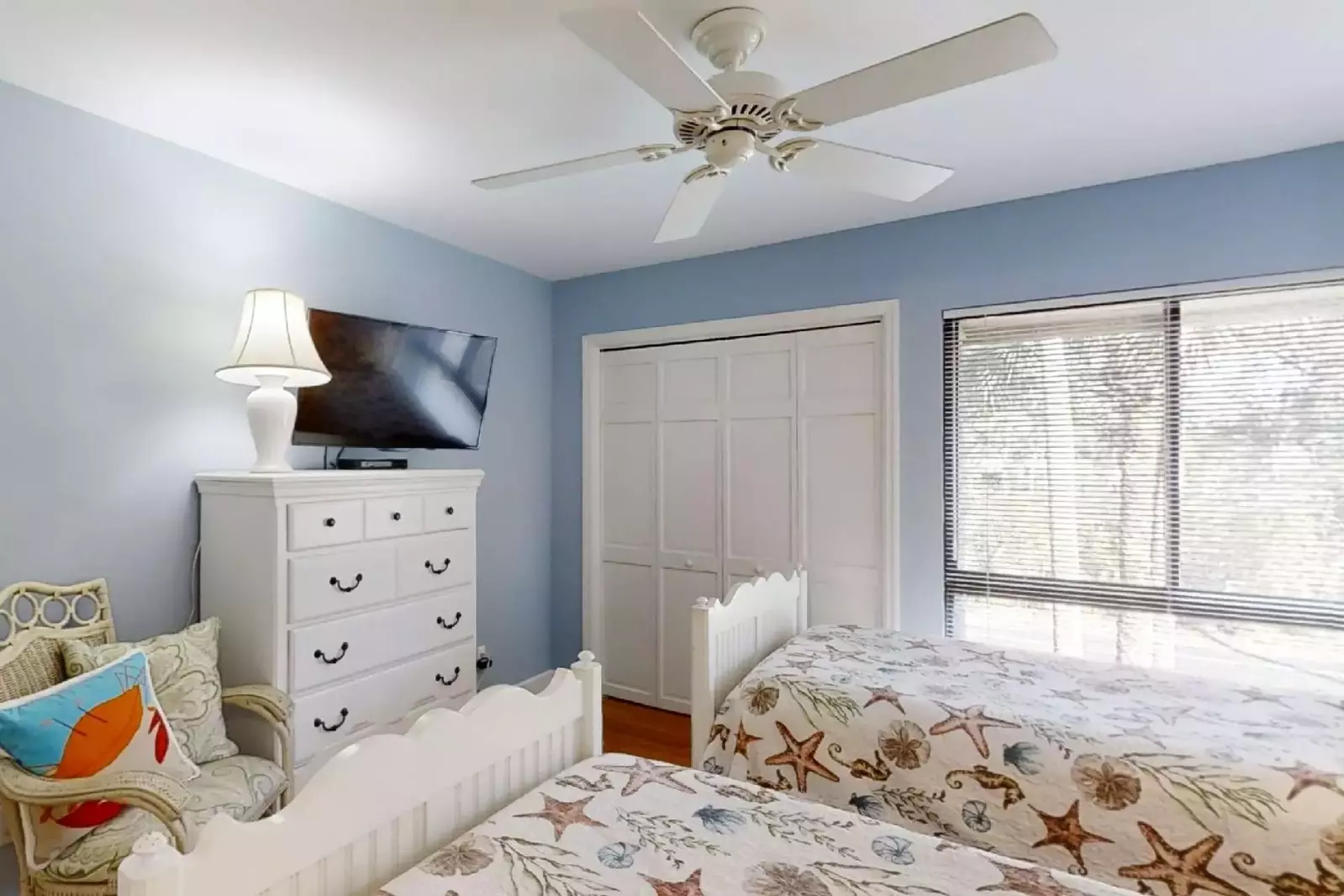 Plenty of closet space, ceiling fan and TV