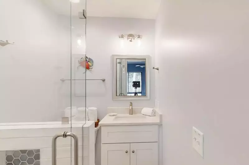 Guest bath en suite bath