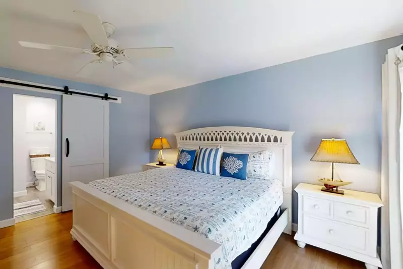 Master suite with en suite bath