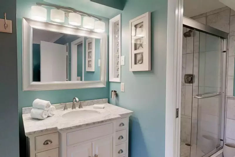 Master en suite bath located on 2nd level