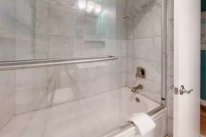 Guest bath with shower/tub combination